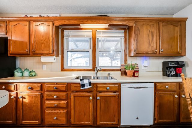 228 Fager Dr, Haysville, KS 67060