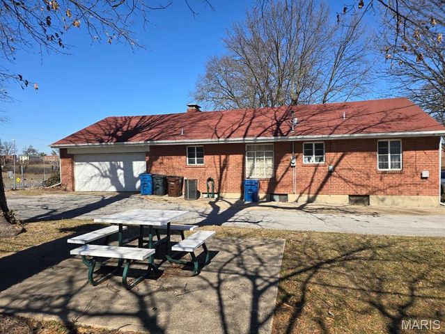 7126 Forest Hill Drive, St Louis, MO 63121