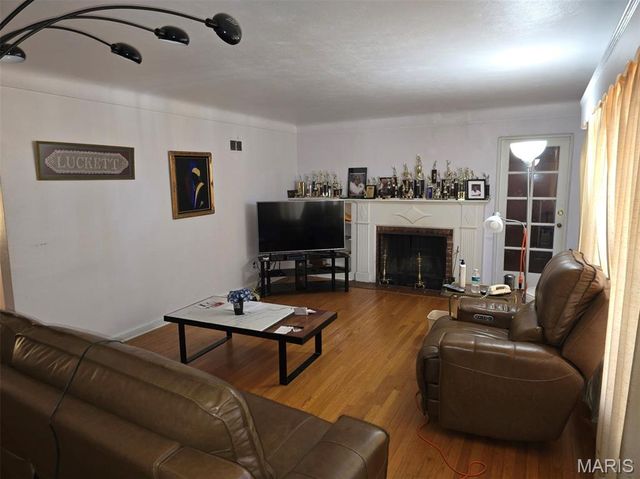 7126 Forest Hill Drive, St Louis, MO 63121