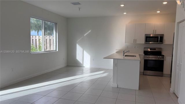 679 SE 13th St Circle, Homestead, FL 33034