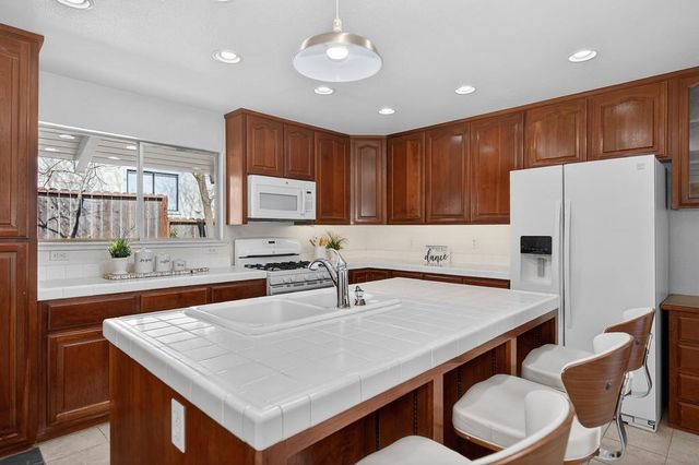 3060 Knollwood Dr, Cameron Park, CA 95682