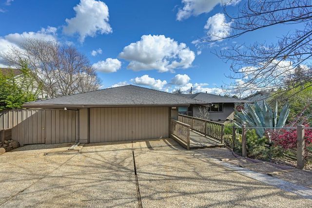 3060 Knollwood Dr, Cameron Park, CA 95682