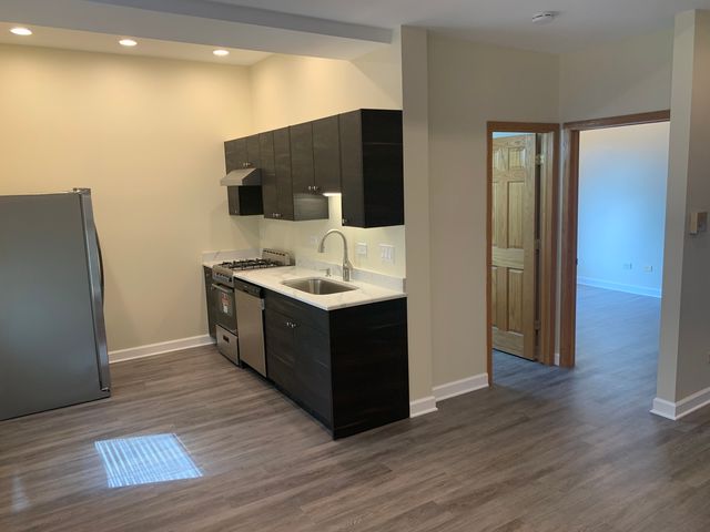 1303 W Flournoy Street 2R, Chicago, IL 60607