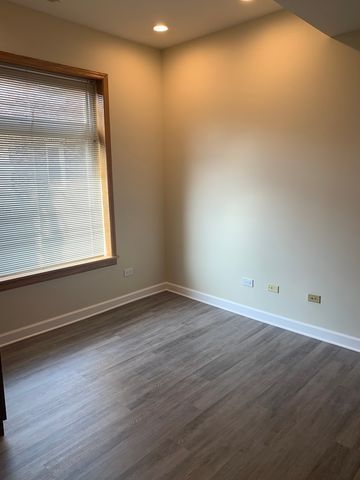 1303 W Flournoy Street 2R, Chicago, IL 60607