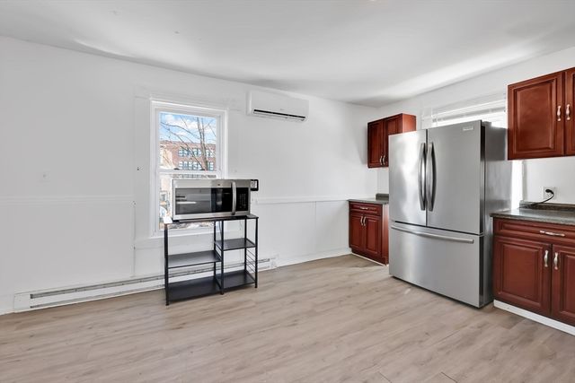 10 Hemlock Ct, Springfield, MA 01105