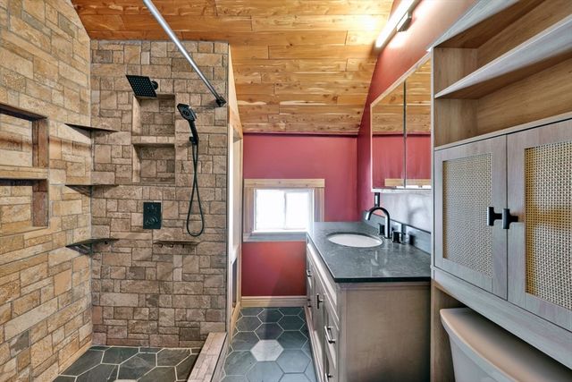 10 Hemlock Ct, Springfield, MA 01105