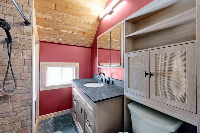 10 Hemlock Ct, Springfield, MA 01105