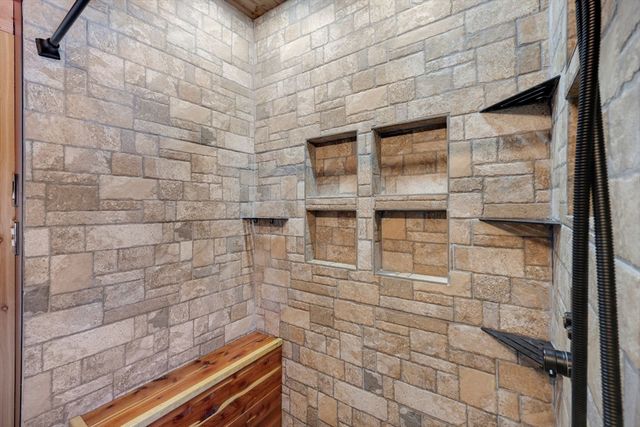 10 Hemlock Ct, Springfield, MA 01105