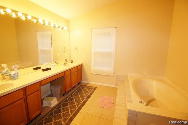 193 Saxon Court, Rochester Hills, MI 48307