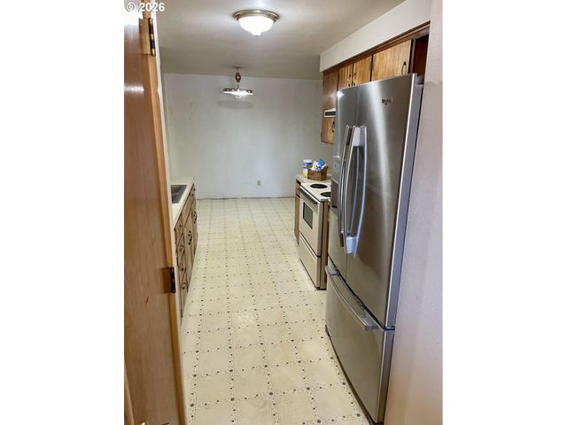 1680 W QUINALT St, Springfield, OR 97477