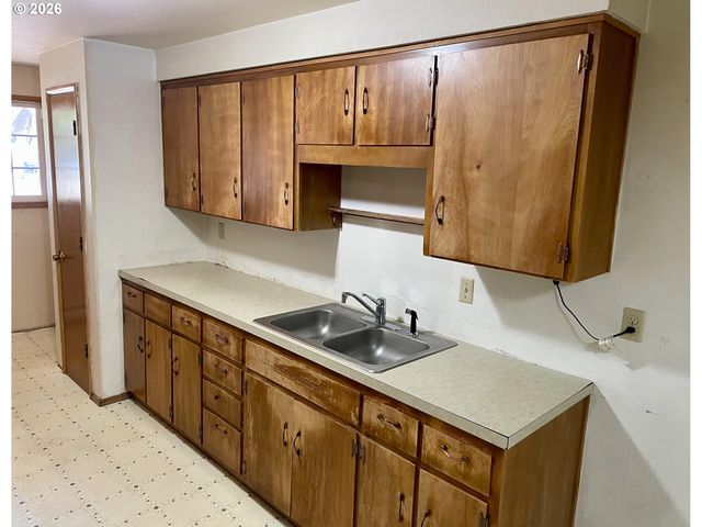 1680 W QUINALT St, Springfield, OR 97477