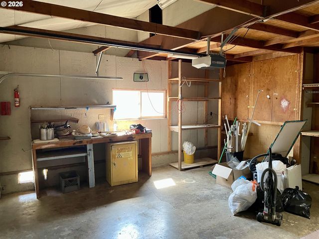 1680 W QUINALT St, Springfield, OR 97477