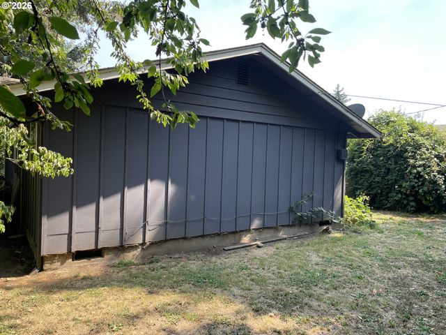 1680 W QUINALT St, Springfield, OR 97477