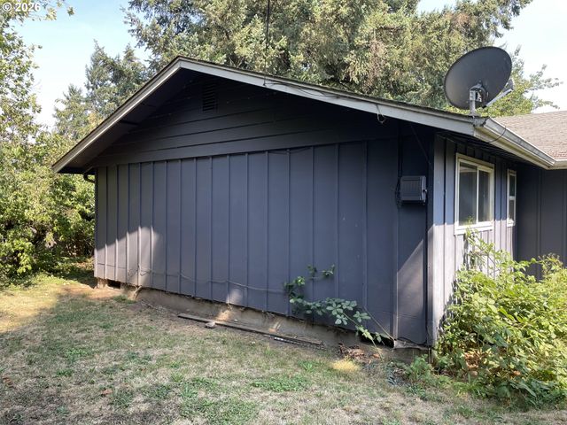 1680 W QUINALT St, Springfield, OR 97477