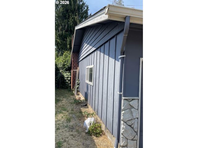1680 W QUINALT St, Springfield, OR 97477
