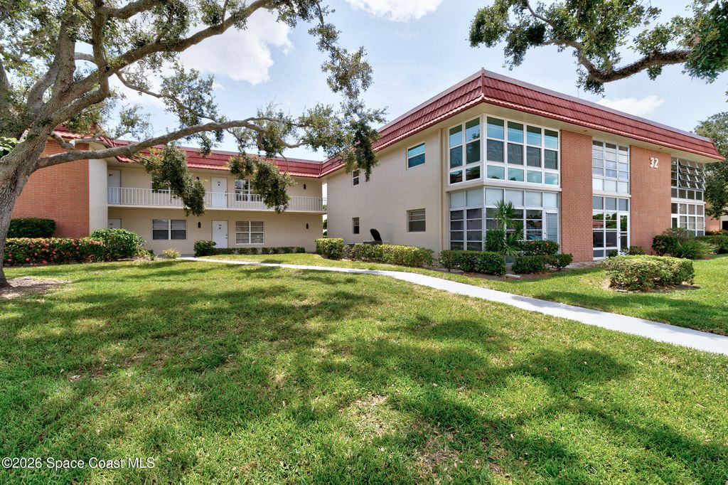 32 Pine Arbor Lane 205, Vero Beach, FL 32962