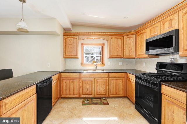 208 E MAPLE AVE, Wildwood, NJ 08260