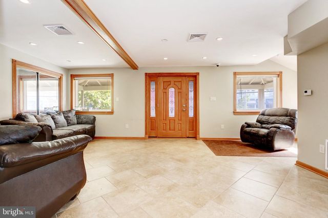 208 E MAPLE AVE, Wildwood, NJ 08260