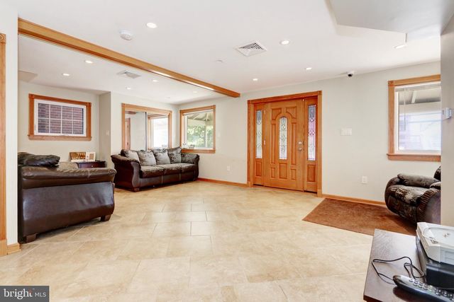 208 E MAPLE AVE, Wildwood, NJ 08260