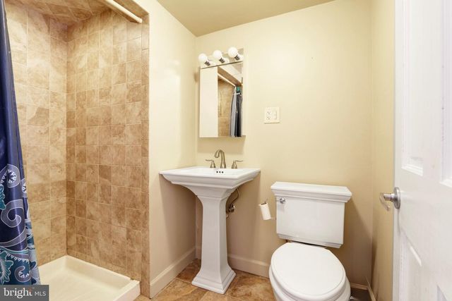 208 E MAPLE AVE, Wildwood, NJ 08260