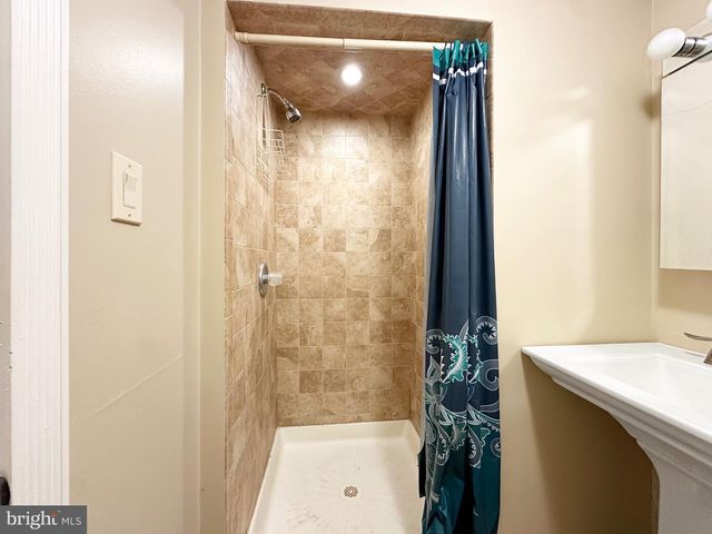 208 E MAPLE AVE, Wildwood, NJ 08260