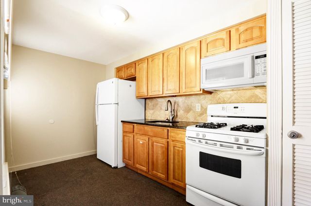 208 E MAPLE AVE, Wildwood, NJ 08260