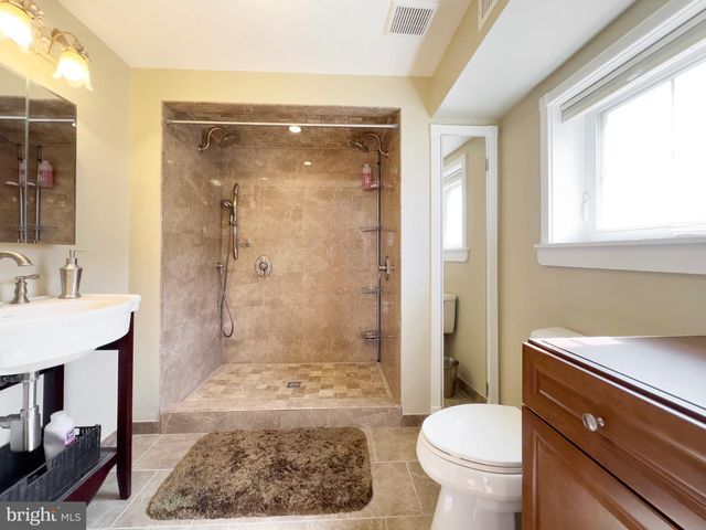 208 E MAPLE AVE, Wildwood, NJ 08260