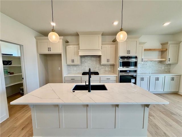 528 Skyview Lane, Liberty, MO 64068