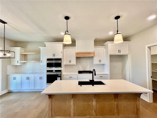 528 Skyview Lane, Liberty, MO 64068