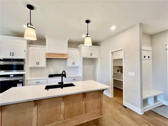 528 Skyview Lane, Liberty, MO 64068