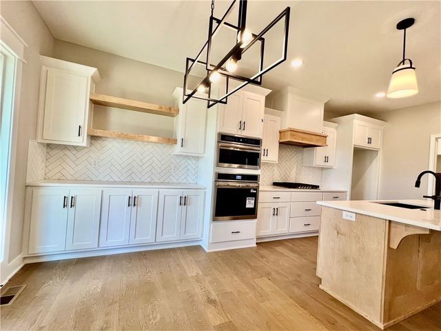 528 Skyview Lane, Liberty, MO 64068
