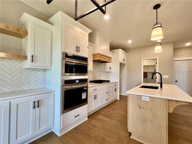 528 Skyview Lane, Liberty, MO 64068