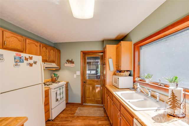 300 Buck Drive, Hot Springs, NC 28743