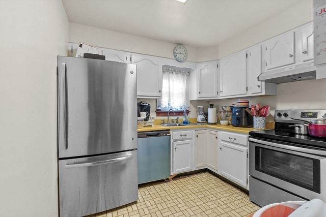 13 Waverly St, Taunton, MA 02780