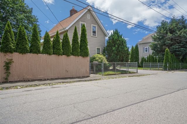 13 Waverly St, Taunton, MA 02780