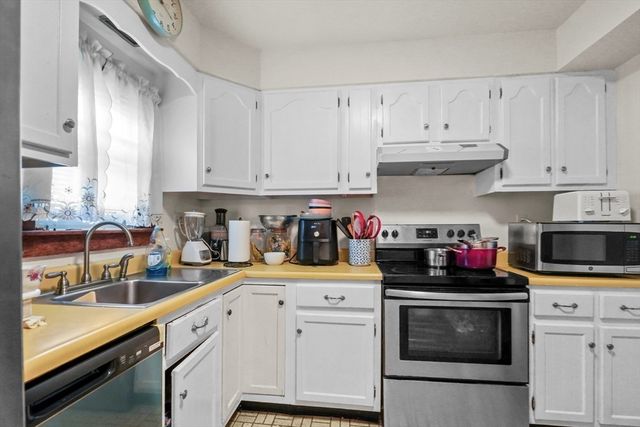 13 Waverly St, Taunton, MA 02780