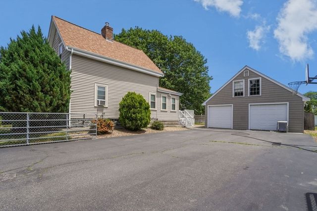13 Waverly St, Taunton, MA 02780
