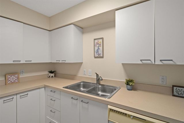 701 MIRROR LAKE DRIVE N 102, St Petersburg, FL 33701