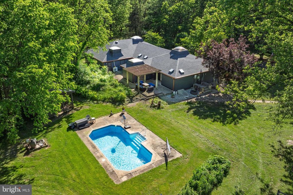 2436 WARM SPRINGS RD, Shenandoah Junction, WV 25442
