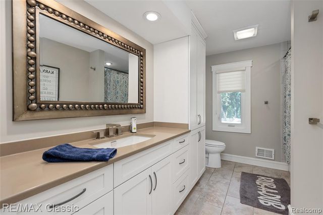 6600 Valley Spring Road, Bloomfield Hills, MI 48301