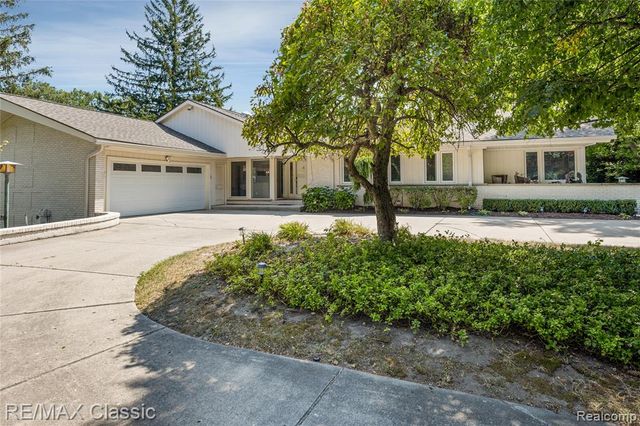6600 Valley Spring Road, Bloomfield Hills, MI 48301