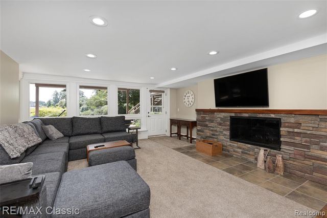 6600 Valley Spring Road, Bloomfield Hills, MI 48301