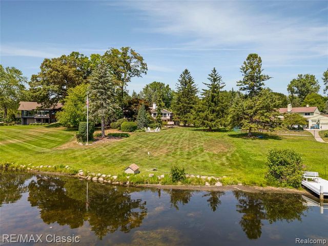 6600 Valley Spring Road, Bloomfield Hills, MI 48301