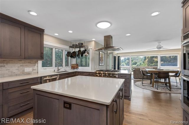 6600 Valley Spring Road, Bloomfield Hills, MI 48301