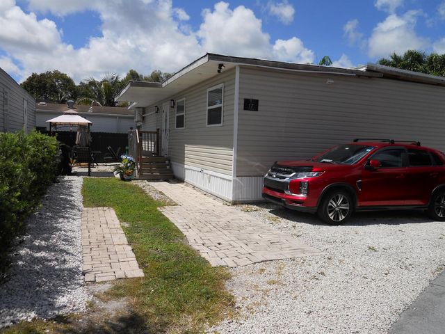 4633 SW 73rd Avenue 17, Davie, FL 33314