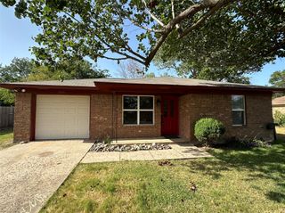 330 E Wilson Avenue, Pilot Point, TX 76258