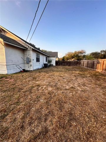 629 W Yoakum Ave, Kingsville, TX 78363