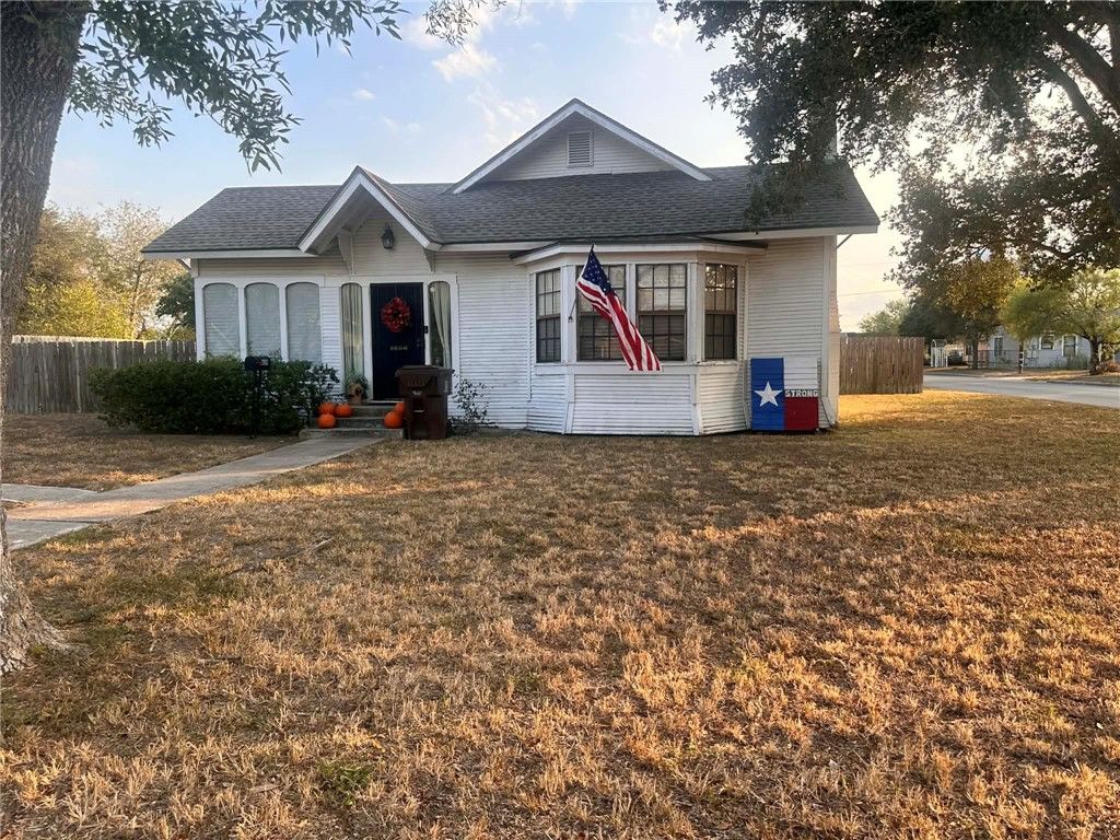 629 W Yoakum Ave, Kingsville, TX 78363
