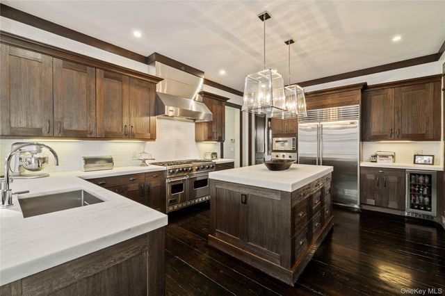 8 Serenite Lane, Muttontown, NY 11791