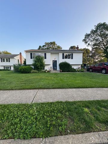 2 Mortell Court, Babylon, NY 11726